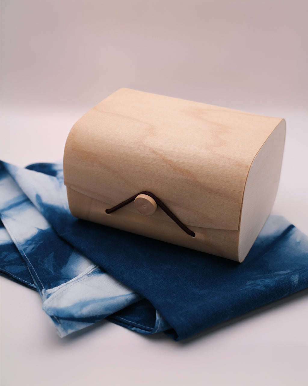 A tea gift box with a tie-die furoshiki cloth. This is the 'Vintage Imperial Concubine Oolong Tea (2016)' from Cha Cha Chan.